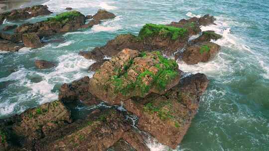 4K航拍大海汹涌海浪拍打礁石飞溅的浪花