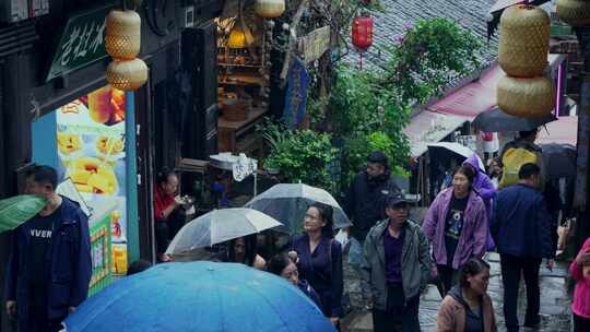 重庆磁器口古镇雨景游客