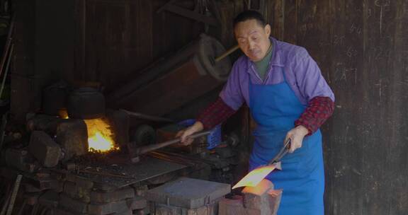 传统手工艺铁匠打铁制作铁器