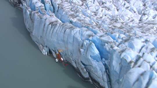 直升机飞越冰川