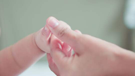 拿起婴儿粉嫩的小手指视频素材模板下载