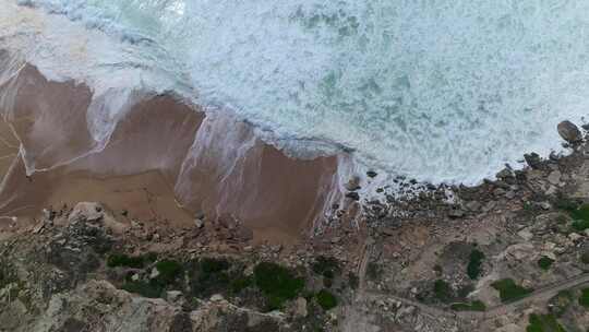 地中海海岸海浪到达荒芜的沙滩的鸟瞰图