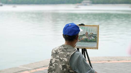 在颐和园公园写生绘画的老人