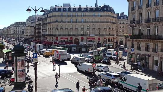 巴黎街道上拥挤的交通视频素材模板下载