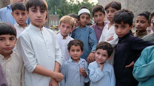 巴基斯坦一群小男孩地拍视频素材模板下载