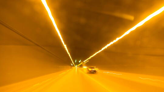 汽车行驶在高速与隧道中