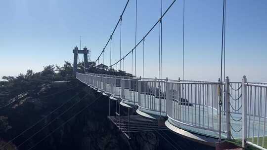 沂蒙山龟蒙景区，蒙山之巅俯瞰云海玻璃吊桥