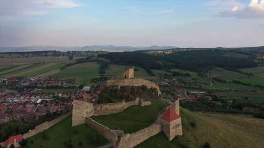 罗马尼亚村庄环绕的中世纪城堡