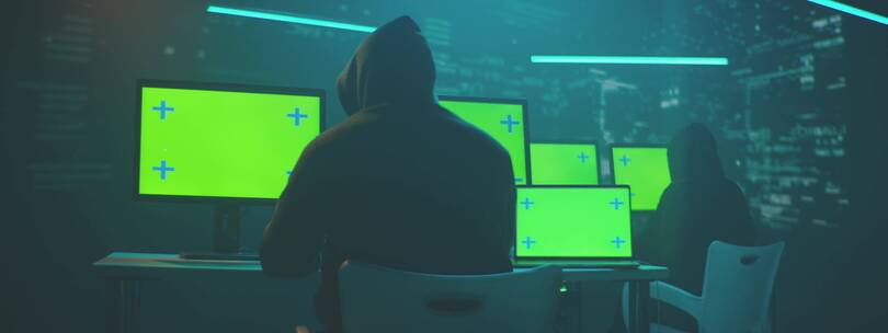 黑客在绿幕电脑上工作