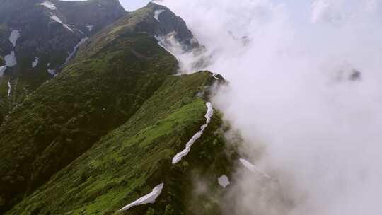 航拍无人机飞跃云雾缭绕的山峰