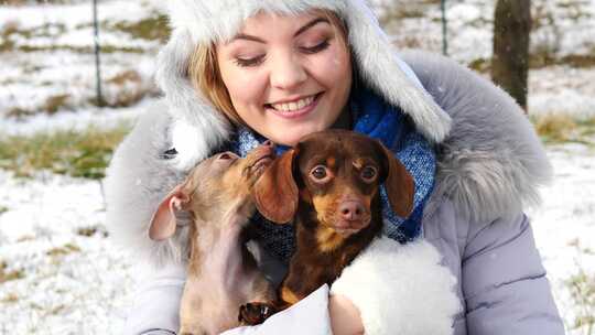 冬天带着狗在外面的女人