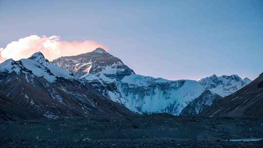 珠穆朗玛峰日照金山