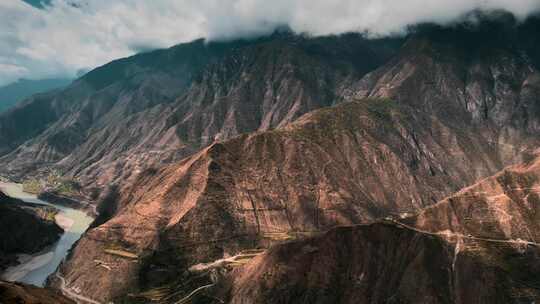 云南德钦山区荒凉大山云雾斑驳光影延时视频