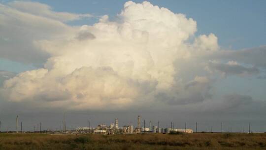 工厂上空云层的延时拍摄