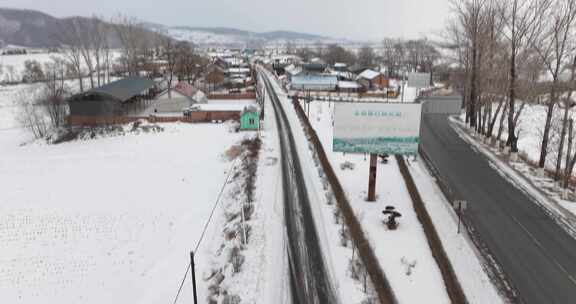 被雪覆盖的山村全貌