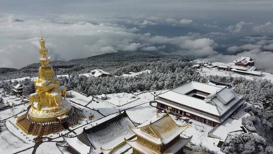 航拍佛教名山四川峨眉山金顶大佛，云雾缭绕