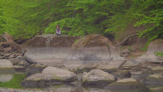 坐在石头上看风景的女孩视频素材模板下载