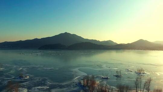 航拍冬季的十三陵水库湖面结冰