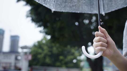 下雨天撑着伞的手特写视频素材模板下载