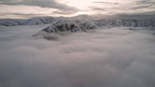 青海青藏高原橡皮山雪山云海航拍盛景