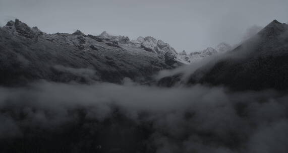 山间清晨迷雾