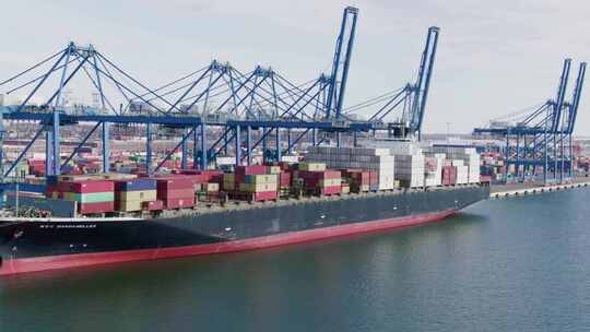 港口码头满载集装箱货物的大游轮 跨境电商
