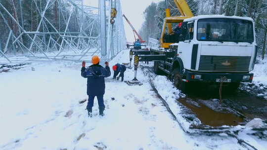 冰天雪地建筑施工人工程挖掘机塔吊车视频素材模板下载