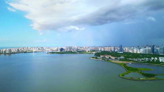 海南海口雨过天晴，航拍城市上空双彩虹