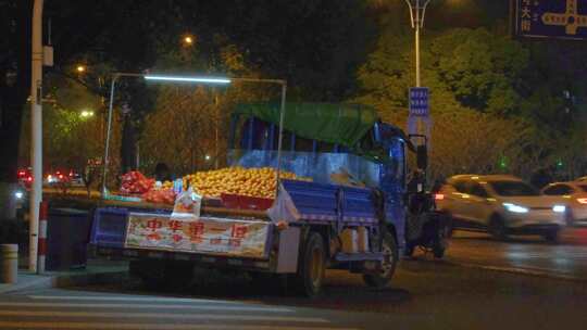 杭州城市夜晚街头汽车车流人流夜景视频素材