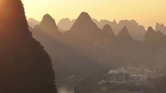 桂林山水风光日落时刻的阳光照耀