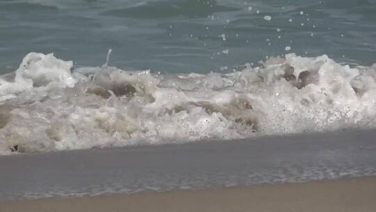 海浪冲击着空荡荡的海滩。