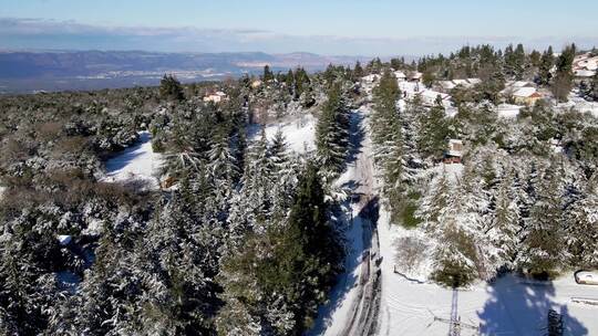 在以色列戈兰高地的小村庄社区的积雪覆盖的道路概述i