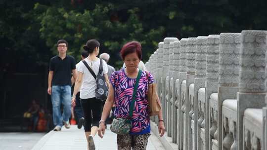 城市城中村行人街道路人中年老人阿姨买菜