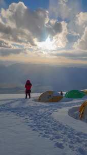 攀登慕士塔格峰雪山的登山者C2营地日落风光