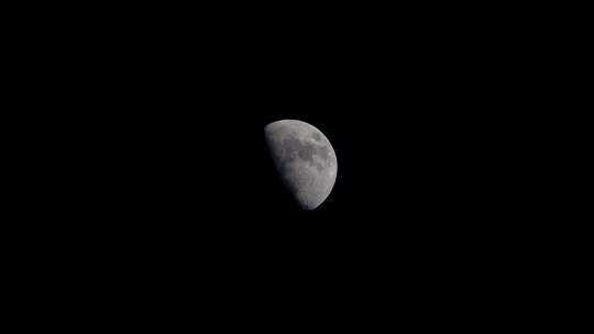 自然背景与黑暗的天空和半月在和平的夜晚在