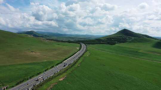 航拍草原天路 草原公路 公路上行驶的汽车