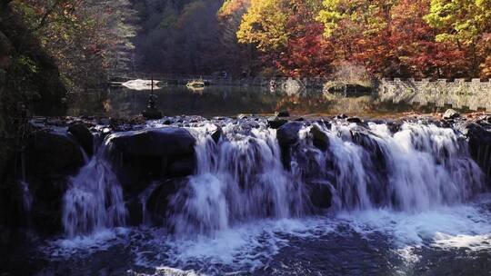 本溪大石湖景区内秋天的溪流瀑布