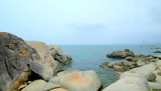 风平浪静大海礁石海边海浪海景海滨公园