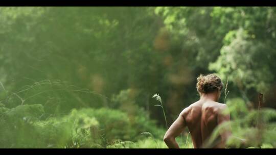 森林里极限生存的男子视频素材模板下载