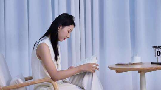 女士周末休闲居家美好生活