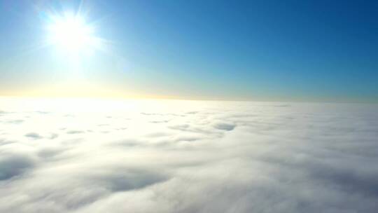 在晴朗的日子里在云层上空飞翔视频素材模板下载