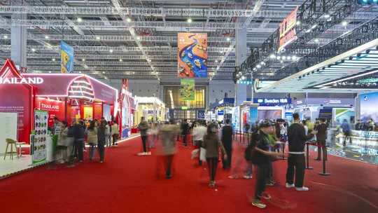 2025第八届进博会现场人群延时