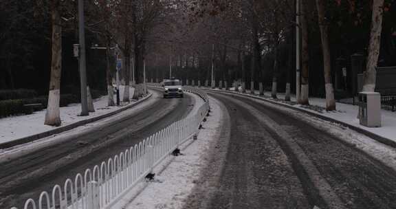 下雪天的城市道路