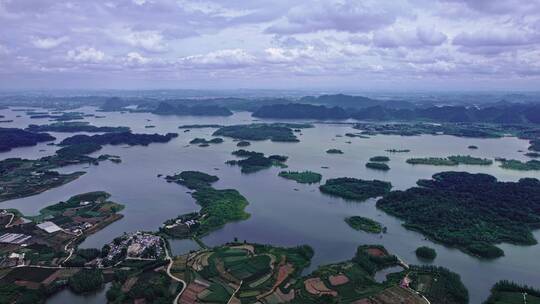 4k航拍贵州安顺红枫湖岛屿 1