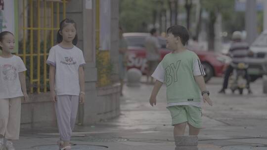 小学生过马路