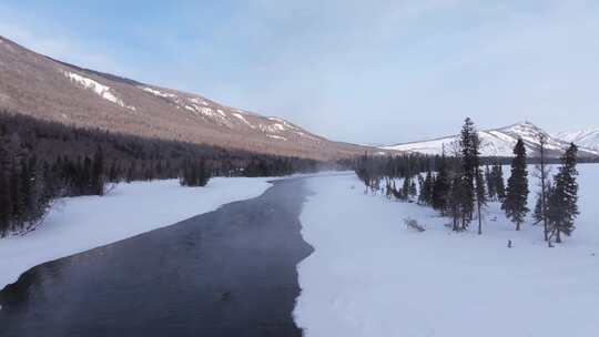 航拍新疆冬季喀纳斯神仙湾晨雾雪山森林雪景