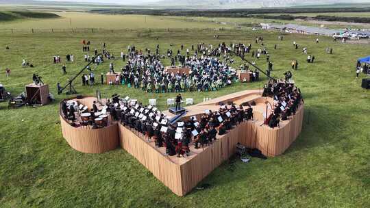 草原上的交响乐演奏场景