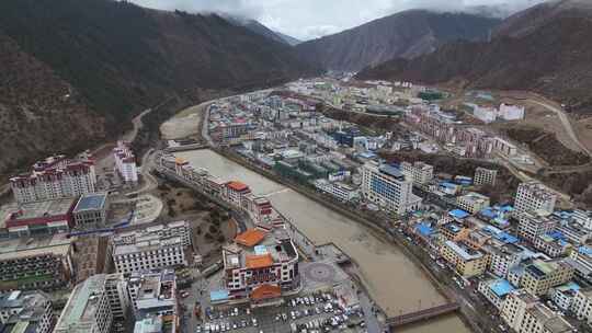 西藏昌都左贡县城城市天际线航拍建筑风光