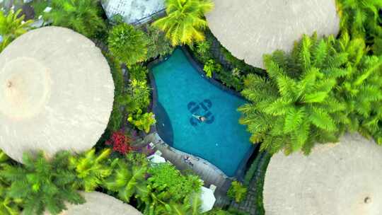 比基尼美女在波拉波拉岛度假酒店泳池游泳