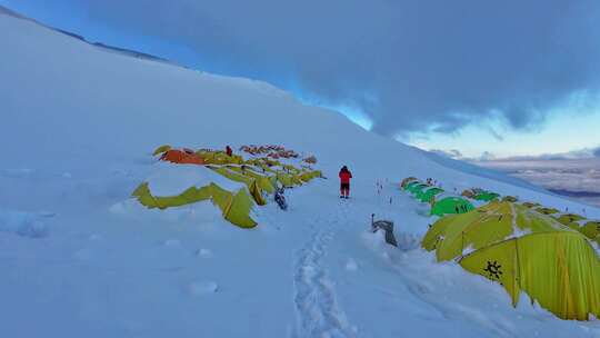 攀登新疆慕士塔格峰雪山的登山者C2营地